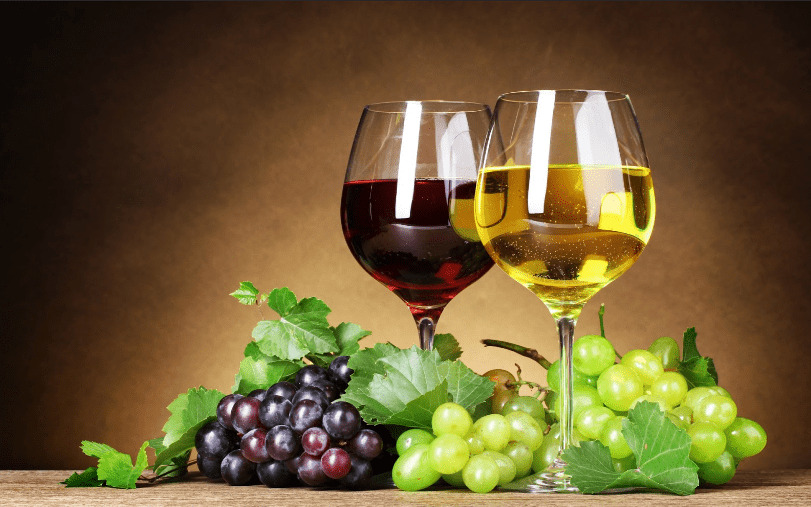 赤と白のグラスワイン