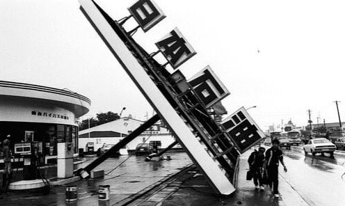 宮城県沖地震で折れたスタンドの屋根