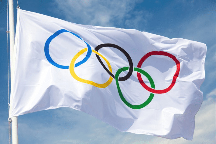 風にはためくオリンピック旗